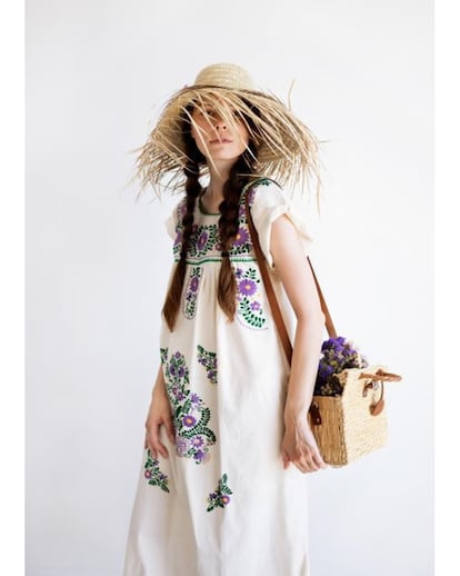 K’ab Handmade.

El huipil es el clásico vestido mexicano reconocible por su escote cuadrado, una amplia silueta a modo de túnica y los bordados de flores que lo adornan. La marca española K’ab, cuyo nombre significa en lengua maya “mano”, recoge fielmente su esencia con diseños fabricados por artesanas de Oaxaca. Los encargos se realizan a través de su cuenta de Instagram por mensaje directo.