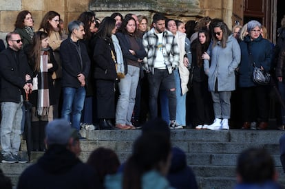 Familiares y amigos de Belén Cortés, la educadora social de un piso tutelado de menores en Badajoz, durante el funeral y entierro en su localidad natal, Castuera, este martes.
