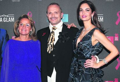 Helena Rakosnik, esposa de Artur Mas, junto a Miguel Bosé y Eugenia Silva, en el hotel Vela de Barcelona, el pasado jueves.