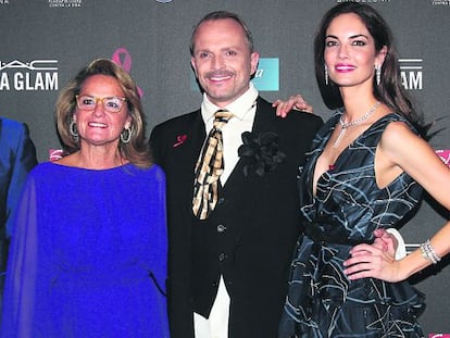 Helena Rakosnik, esposa de Artur Mas, junto a Miguel Bos&eacute; y Eugenia Silva, en el hotel Vela de Barcelona, el pasado jueves.