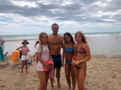 Toni Cantó, con las tres jóvenes a las que rescató en una playa de Oropesa.