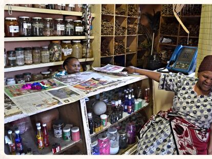 <span >Una &#39;sangoma&#39; en la tienda que regenta junto a su hija, en Mai Mai. Foto: Marta Rodríguez</span>