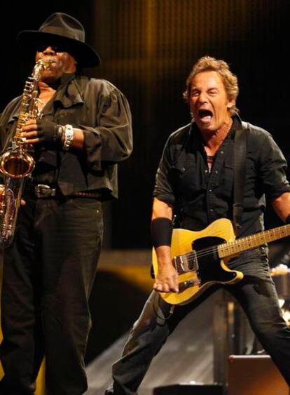 El cantante Bruce Springsteen en un momento de su actuación en el Bernabéu