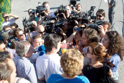 El portavoz de la familia de Ortega Cano atiende a la prensa.