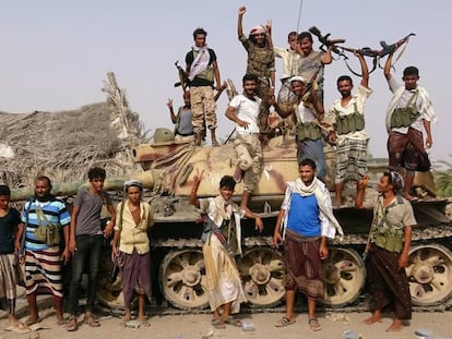 Leales al Gobierno yemení, en un tanque cerca de Hodeida.