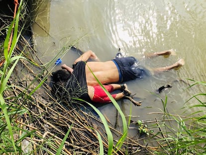 Los cuerpos de Óscar y Valeria Martínez, en el río Bravo.