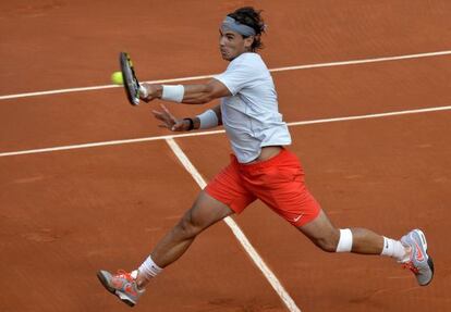 Nadal golpea ante Wawrinka.