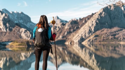 ¿Que hay que llevar para hacer el Camino de Santiago?, ¿Que meter en la mochila para hacer el Camino de Santiago?, ¿Que llevar en la mochila para hacer el Camino?, equipamiento camino de santiago, ¿Cuáles son las mejores zapatillas para hacer el Camino de Santiago?, ¿Qué tipo de calcetines son los más adecuados para hacer el Camino de Santiago?, imprescindibles para el camino de santiago a pie, equipaje del peregrino