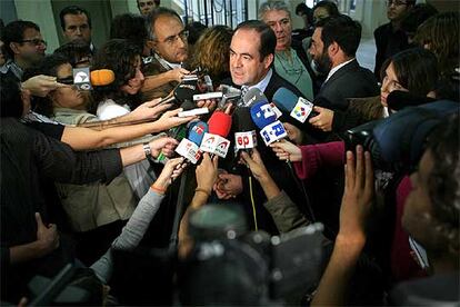 José Bono responde a las preguntas de los periodistas hoy en Madrid.