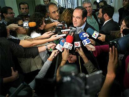 José Bono responde a las preguntas de los periodistas hoy en Madrid.