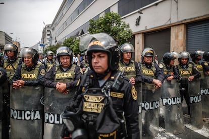 Tras el anuncio de Castillo y ante el temor de violentas protestas, algunos locales comerciales cerraron sus puertas y la gente se lanzó a las calles para regresar a sus casas. En la imagen, miembros de la policía en las calles de Lima.