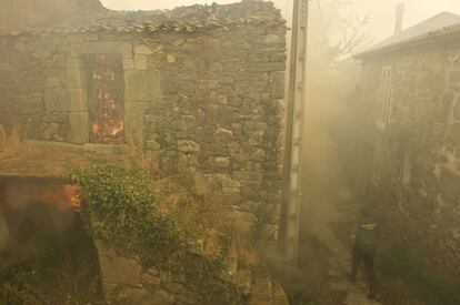 Todo el pueblo se ha visto afectado por el humo y el colegio ha tenido que ser desalojado