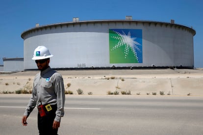 Un empleado de la petrolera estatal saudí Aramco, en una imagen de archivo.