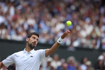 Djokovic, durante un saque en la final de Wimbledon. 