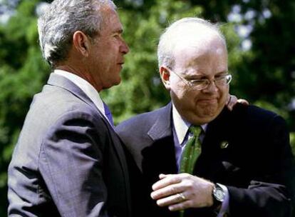 George Bush abraza a Karl Rove después de la declaración conjunta de ayer en los jardines de la Casa Blanca.