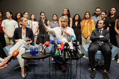 El compositor y productor teatral español Nacho Cano, en la rueda de prensa que ofreció tras quedar en libertad provisional acusado de favorecimiento de la inmigración irregular y contra los derechos de los trabajadores extranjeros.