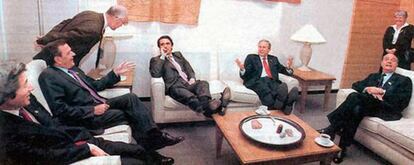 El expresidente del Gobierno, José María Aznar, junto a George Bush, Jacques Chirac y Gherhard Schroeder, en un descanso durante la cumbre del G-8.