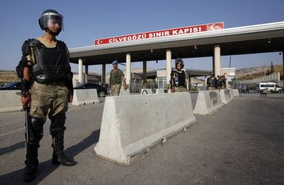 Polic&iacute;as turcos vigilan el paso fronterizo con Siria de Cilvegozu.