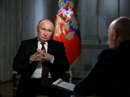 El presidente ruso, Vladímir Putin, escucha al jefe del canal estatal Rossiya Segodnia, Dmitri Kisiliov, en un momento de la entrevista publicada este miércoles.