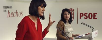 La portavoz del Comité Electoral del PSOE, María González Veracruz, a la izquierda, y la vicecoordinadora de este órgano, Adriana Lastra, este viernes.