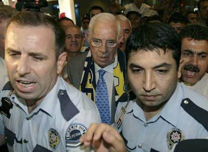 Luis Aragonés, a su llegada anoche al aeropuerto de Estambul.