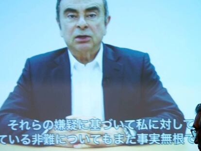 Junichiro Hinonaka, abogado defensor Carlos Ghosn (en la pantalla), asiste a la reproducción de un video grabado por su defendido.