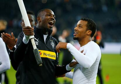 Marcus Thuram (izquierda) y Alassane Plea, tras un partido con el Mönchengladbach.