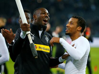 Marcus Thuram (izquierda) y Alassane Plea, tras un partido con el Mönchengladbach.