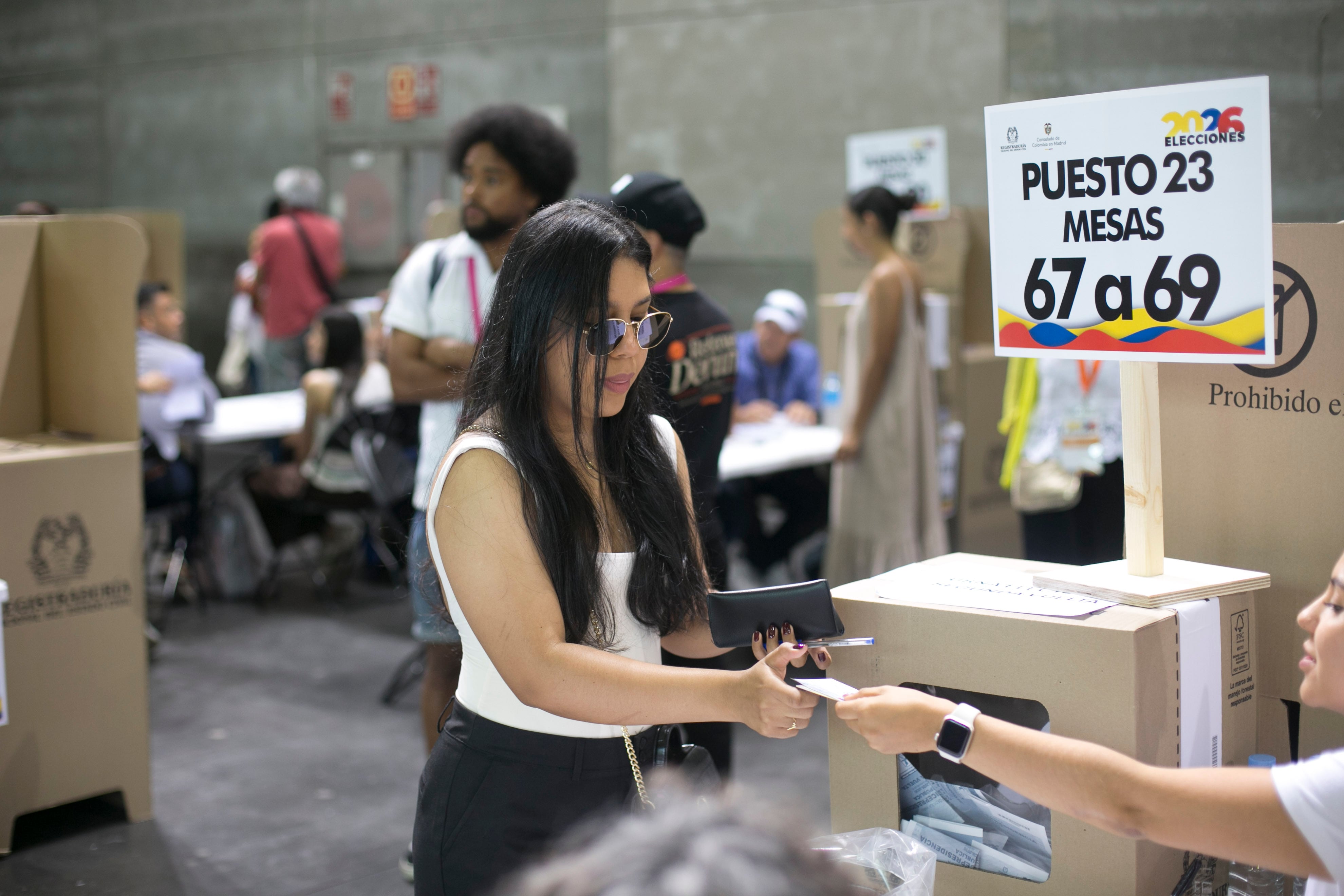 Una mujer vota en el Pabellón de Convenciones de la Casa de Campo en Madrid, el 20 de junio de 2026.