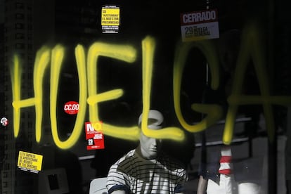 29 de marzo. Primera huelga general al Gobierno del PP. Pintada en un comercio de la Gran Vía madrileña, en el inicio de los paros contra la reforma laboral aprobada por el Ejecutivo de Mariano Rajoy.