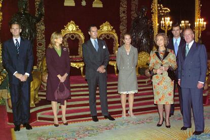 Tras el desfile, los Reyes han ofrecido la tradicional recepción en el Palacio Real para los invitados a la parada. La princesa de Asturias es la única que no ha acudido por sentirse fatigada tras el desfila a consecuencia de su estado de buena esperanza.