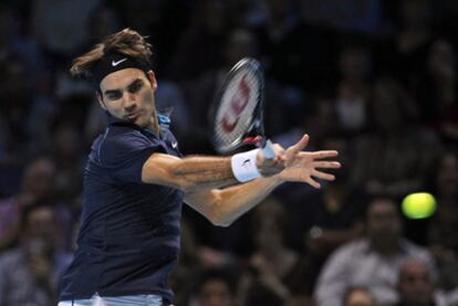 Federer devuelve una bola a Tsonga, durante la final de la Copa de Maestros.