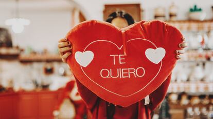 Cojines cómodos y confortables con frases llenas de amor para que puedas sorprender a tu pareja. GETTY IMAGES.