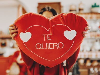 Cojines cómodos y confortables con frases llenas de amor para que puedas sorprender a tu pareja. GETTY IMAGES.