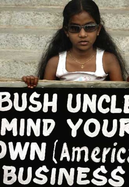 Los niños también salieron a la calle a protestar en contra de la visita de George W. Bush al continente asiático. En la imagen una niña lleva una pancarta que dice: "Tio Bush no te metas en lo que no te importa", durante una protesta en India en el primer día de la gira asíatica del mandatario estadounidense.