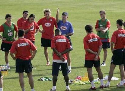 Aguirre da instrucciones a sus compañeros en el entrenamiento