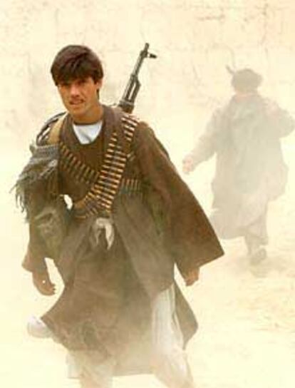Combatientes de la Alianza del Norte se enfrentan a los talibanes en la provincia de Tajar, en el norte de Afganistán.