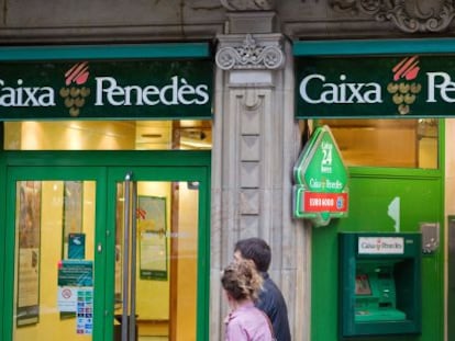 Sucursal de Caixa Pened&egrave;s en la Rambla de Catalunya.