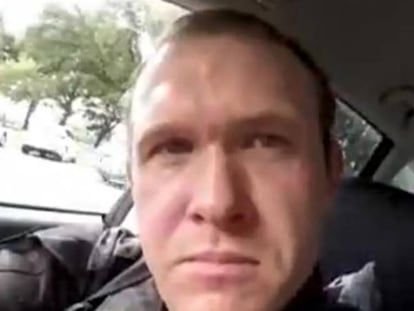 Brenton Tarrant, en el vídeo que graba antes de entrar a la mezquita Al Noor de Christchurch (Nueva Zelanda) para iniciar la matanza.