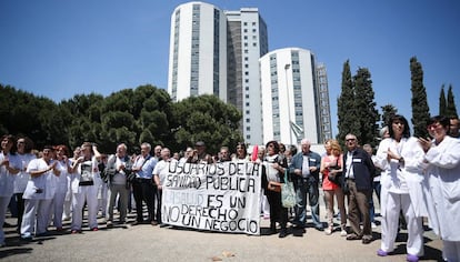 Protesta de profesionales y usuarios del Hospital de Bellvitge, en L'Hospitalet de Llobregat (Barcelona).