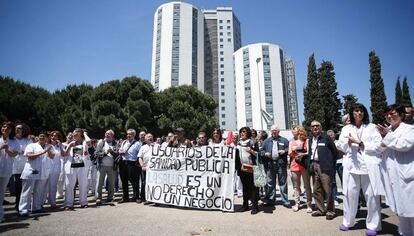 Protesta de profesionales y usuarios del Hospital de Bellvitge, en L'Hospitalet de Llobregat (Barcelona).