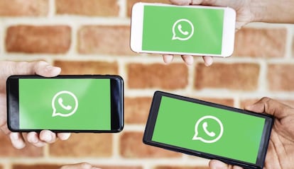 Varios smartphones con WhatsApp