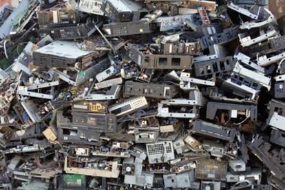 Los países desarrollados se desprenden de esta basura tóxica llevándosela a países en vías de desarrollo, especialmente Ghana, Nigeria, Costa de Marfil, India o China.