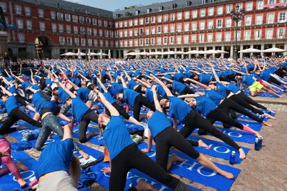 Aunque César tenía mucha obra producida en Madrid, viajó por 55 países realizando reportajes para revistas de viajes. En la imagen: 'Sesión de yoga en la plaza Mayor'.