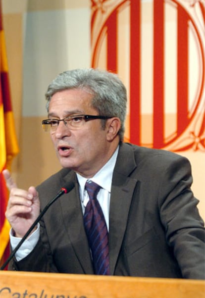 El consejero de Relaciones Institucionales, Joan Saura, durante la rueda de prensa ofrecida en Barcelona.