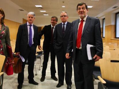 Ibarra, a la derecha, junto a los también miembros de la Sala de Gobierno del Tribunal Superior José Luis Núñez, Alfonso González-Guija, Iñaki Subijana y Mercedes Guerrero (hacia la izquierda), ayer en Bilbao.