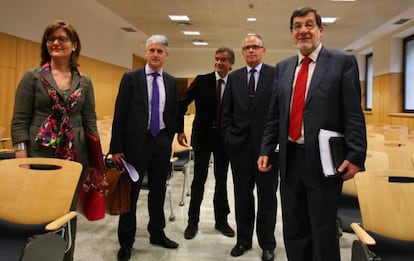 Ibarra, a la derecha, junto a los también miembros de la Sala de Gobierno del Tribunal Superior José Luis Núñez, Alfonso González-Guija, Iñaki Subijana y Mercedes Guerrero (hacia la izquierda), ayer en Bilbao.