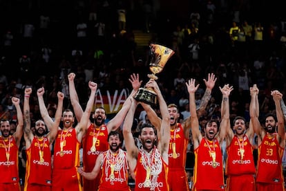 Los jugadores de España celebran, con el trofeo de la Copa Mundial, su victoria contra Argentina en el partido final de la Copa Mundial de Baloncesto FIBA ​​2019 en Beijing (China), el día 15 de septiembre de 2019.