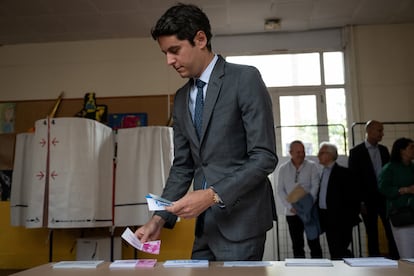 El primer ministro Gabriel Attal ejerce su derecho al voto en Vanves, al sudoeste de Paris. 