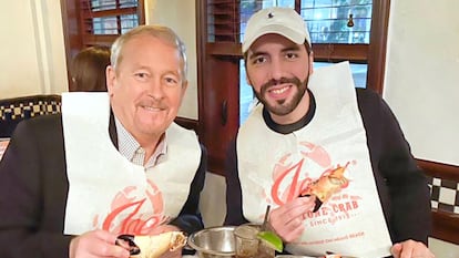 Ronald Johnson y Nayib Bukele cenando langostas en Miami, Florida, en diciembre de 2020.